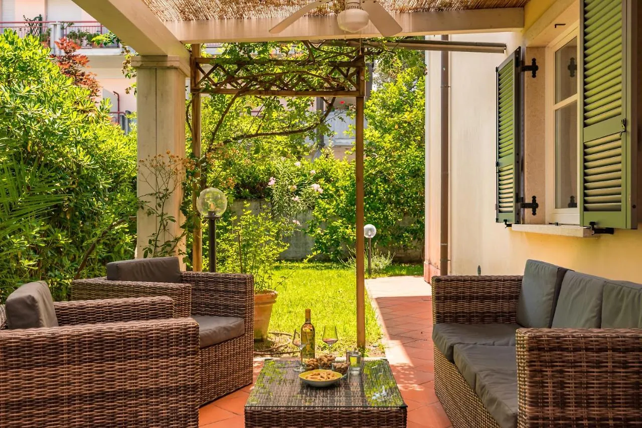 Clelia, 200Mt Dal Mare, Parcheggio E Giardino Privati Apartment Massa  Italy