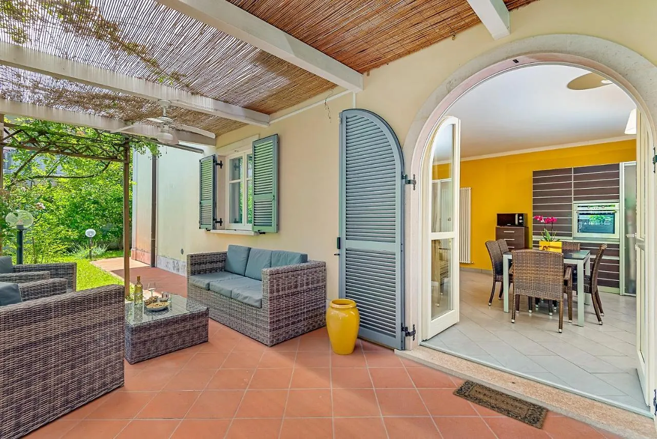 Clelia, 200Mt Dal Mare, Parcheggio E Giardino Privati Apartment Massa